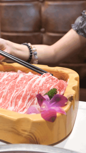 新加坡這家九宮格火鍋太贊了！不限量自助、免費湯底、送飲料