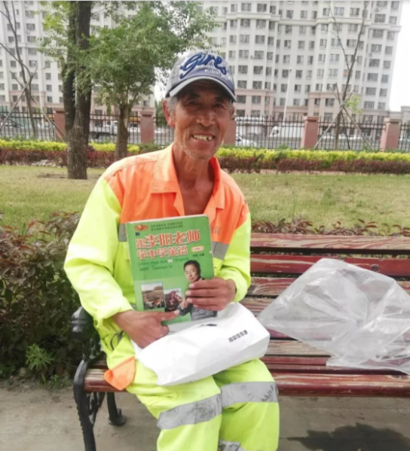 清洁工人64岁自学英语　只为了出国能找到厕所