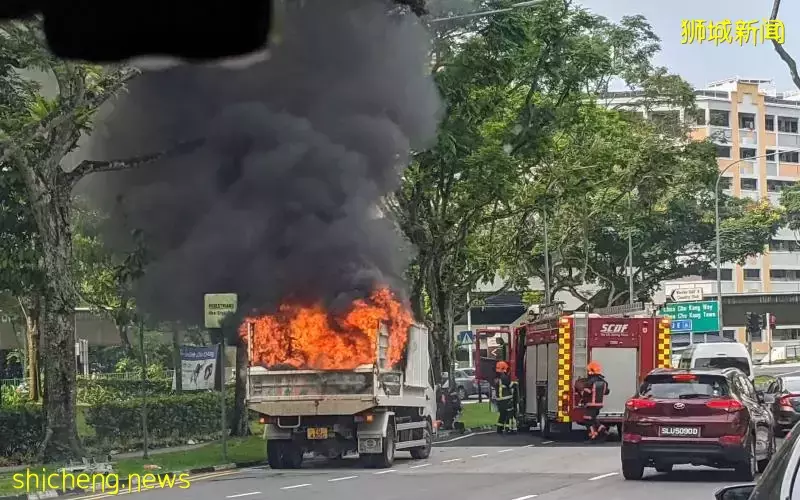 车斗纸皮着火 罗厘司机和两乘客停车逃命