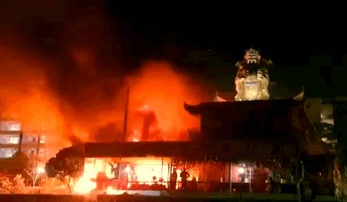 昨晚，新加坡三巴旺財神廟發生了大火，慘不忍睹