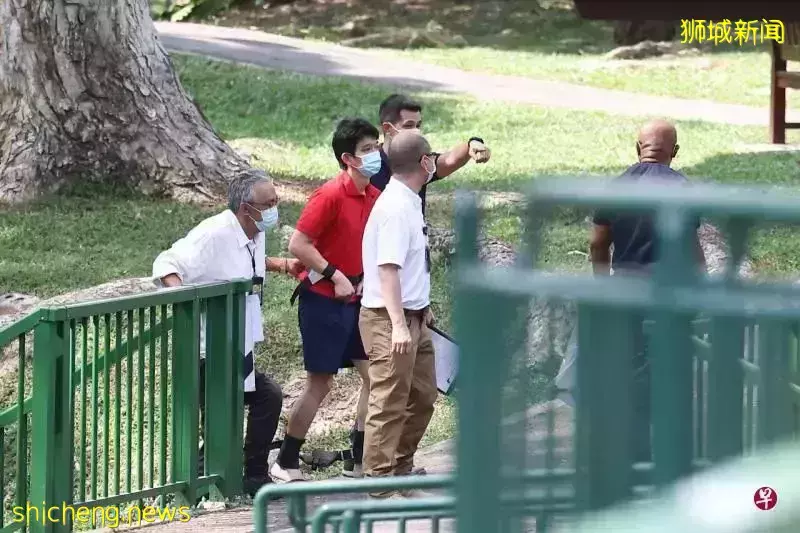 武吉知马双胞胎双尸案最新进展:父亲一身红衣被押回现场重组案情