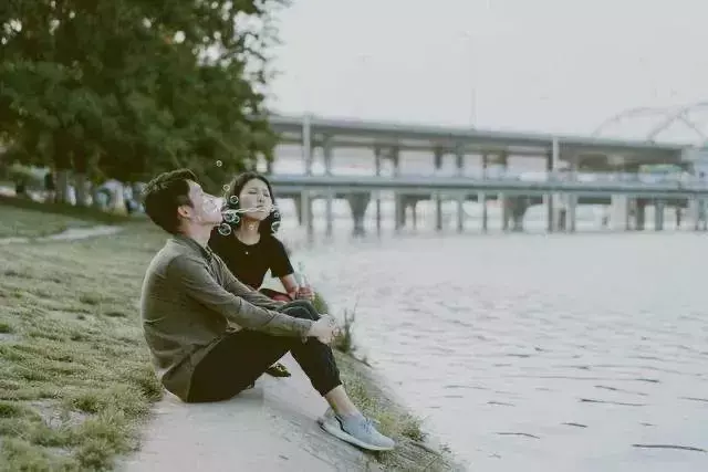 跟男友在新加坡共同開始，他成功了，我卻留在原地