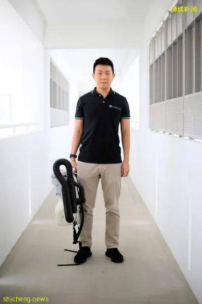 忍惡臭、處理腐爛物清理血水,他們爲往生者最後一次“搬家”