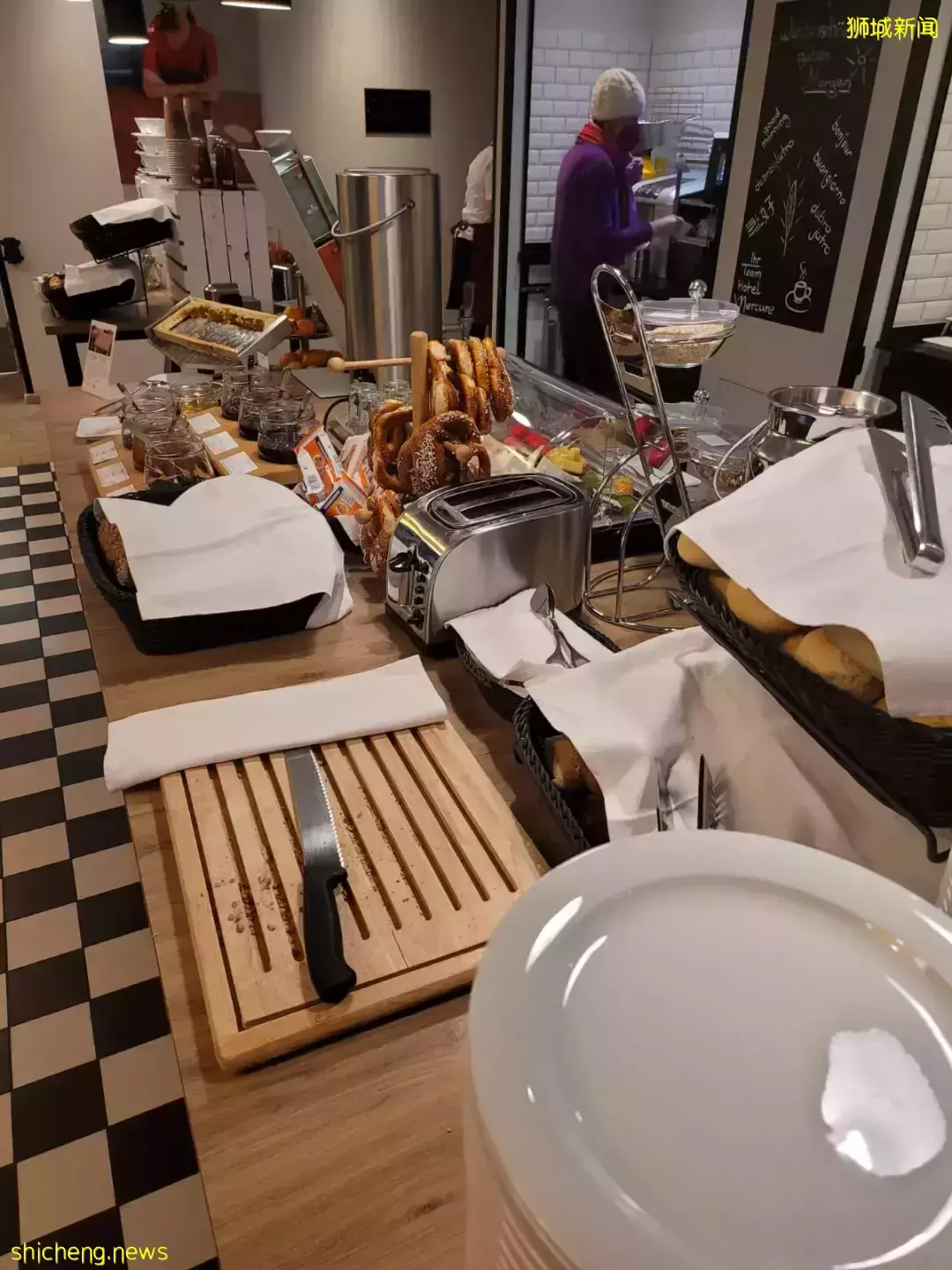 英國女王宣布確診!新加坡部長剛從新冠康複,馬上出國開會