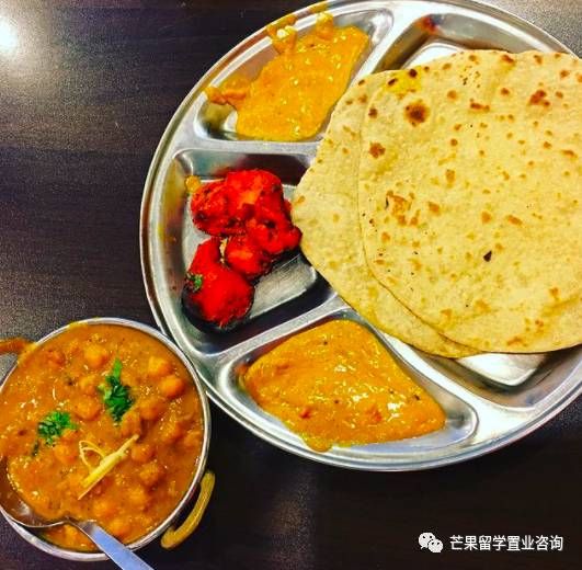 带大家看看新加坡平价美食和有梦幻浴室的酒店