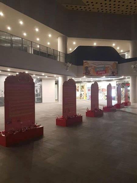 新国购物中心 惊现12座红“墓碑”