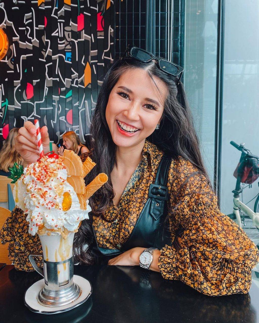 卡路裏炸彈💣 Black Tap高顔值彩色奶昔🌈 喝爆這份甜蜜負擔！重量級甜點+大分量餐點🤤