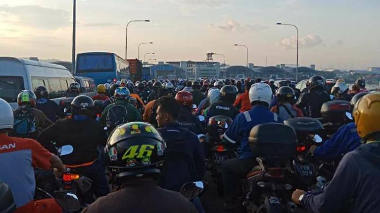 新马关卡厕所又脏又臭　马国导游痛批第二通道大塞：我心疼中国游客