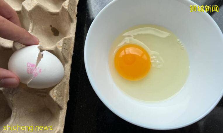 鸡蛋传出鸡叫吓坏新加坡妹纸！厂商哭驳：连公鸡都没有！真没办法受精