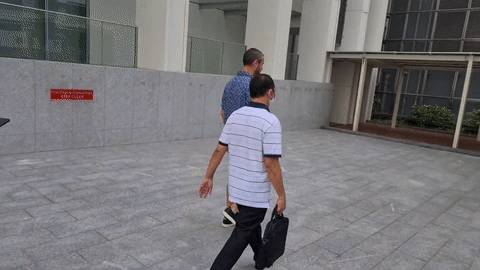 在新加坡不戴口罩的英国人,终于被判坐牢+遣返!女粉丝大闹法庭