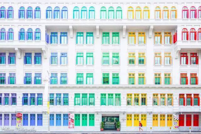 “明天就回國了!今晚,我突然想起在新加坡的50個第一次!”