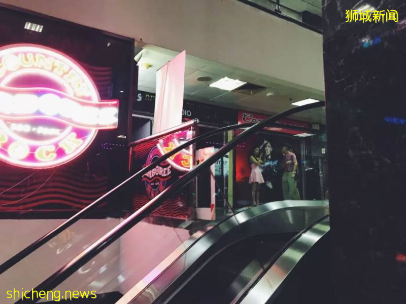 解封前,新加坡警察進行了八天“掃黃”,這些人沒有遵守安全距離!