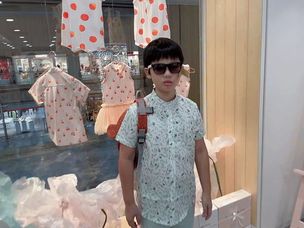 我们挖到了新加坡宝藏童装品牌,新年亲子装穿出了明星的感觉
