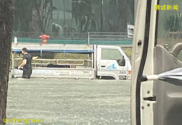 【獅城大淹水】轎車泡水“死火” 乘坐“水巴士”上班 !