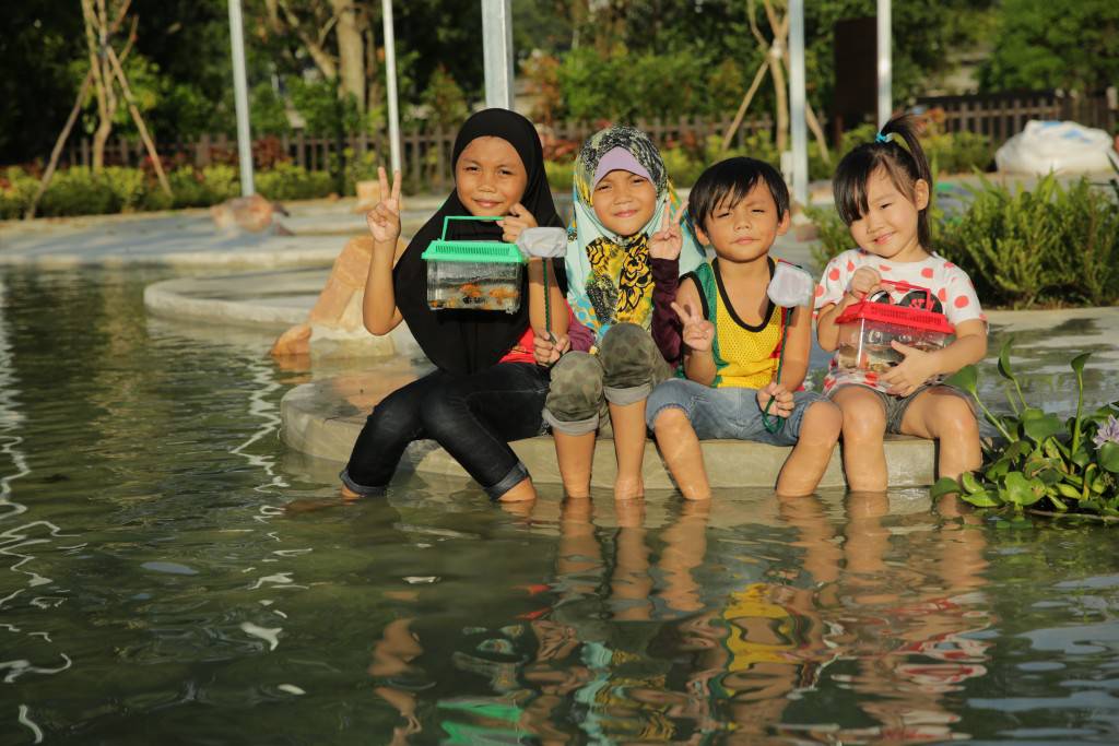 撈魚、釣蝦、蹦床、開挖機、燒烤...這家24小時新加坡農場，太好玩了吧