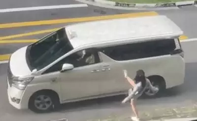 女子出中指 飞脚 挑衅德士佬被掴