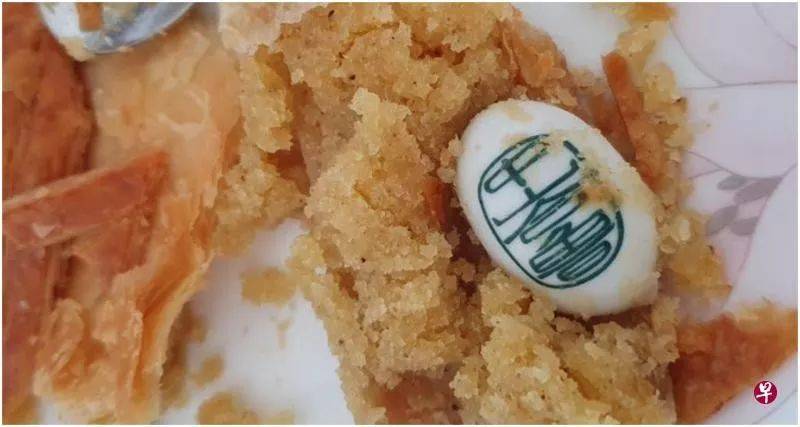 吃蛋糕咬到“石头” ？ 店员：法国传统