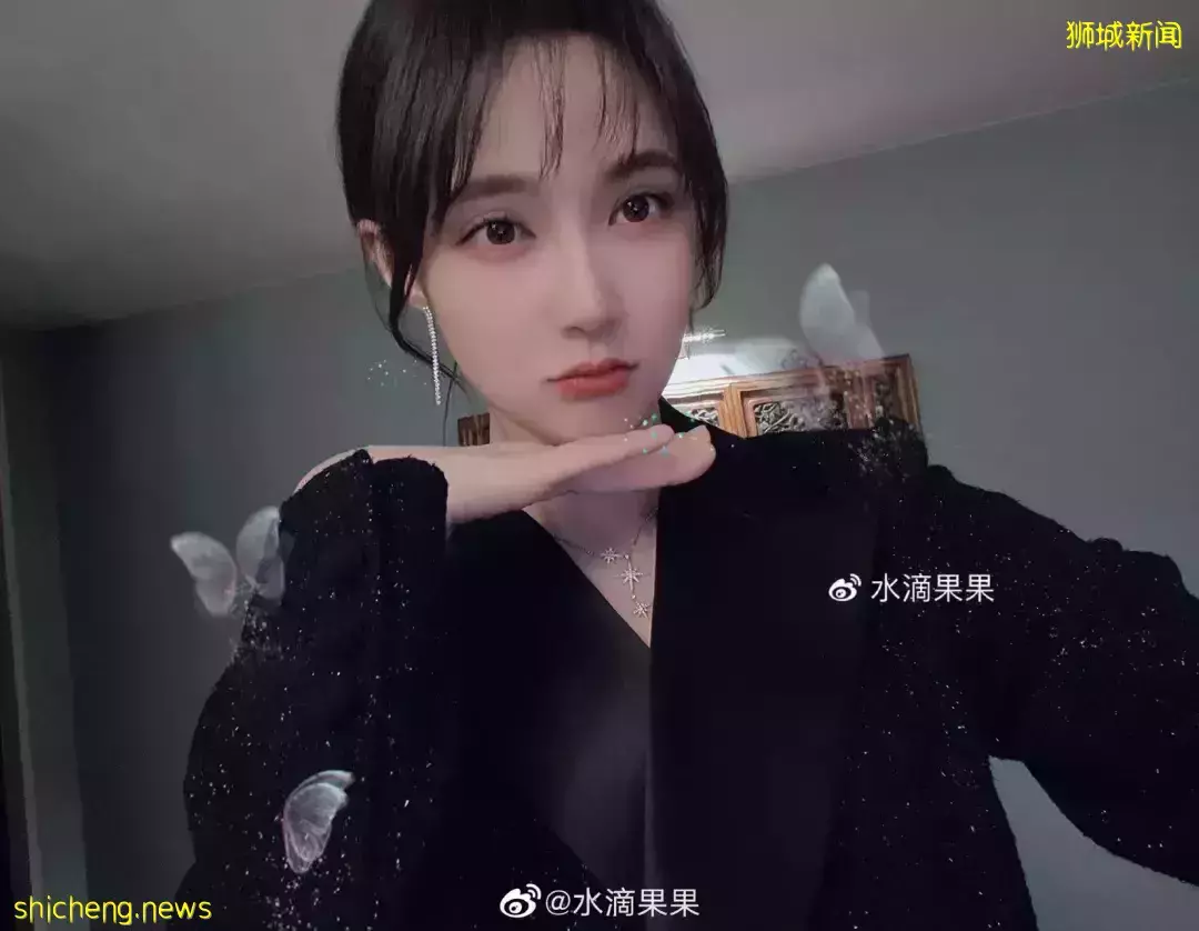 成龙和空姐搂肩照流出,还要电话、地址?女方回应!他两次为新加坡做好事而被骂