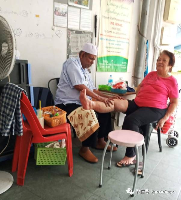 盲人大叔15年始终如一,在新加坡组屋楼道提供按摩服务