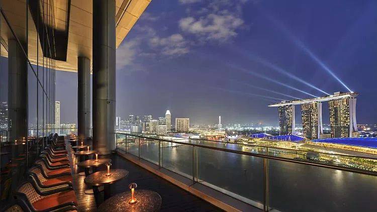 新加坡哪些地方，可以吃着美食，看美景呢