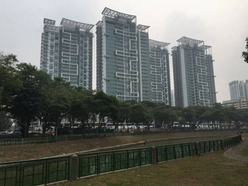 新加坡也有“棺材房”？公寓储藏室月租$500新币，腿都伸不直