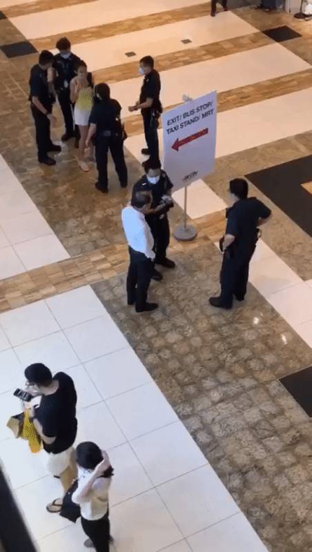 女子当街被戴上手铐,新加坡律师质疑警方“违反人权”,你怎么看