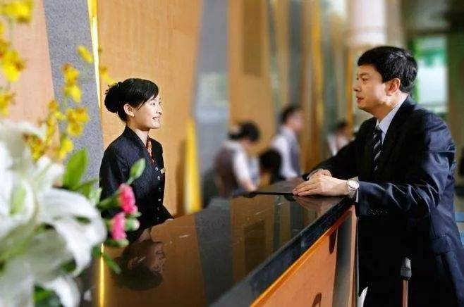 学酒店管理不就是当服务员么...excuse me