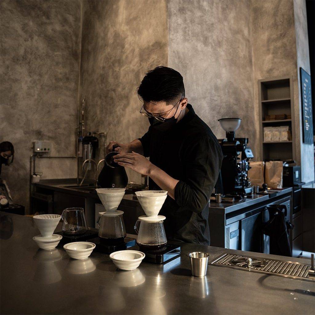 神秘魔幻黑暗大樓🏛內藏Alchemist咖啡館☕低調奢華風格、手作咖啡面包,承包你的早午餐🖤