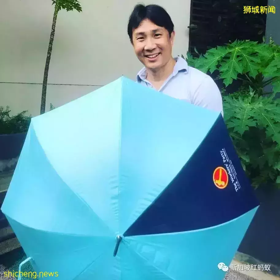 在新加坡當議員長得帥一些，還得擺POSE賣雨傘籌款