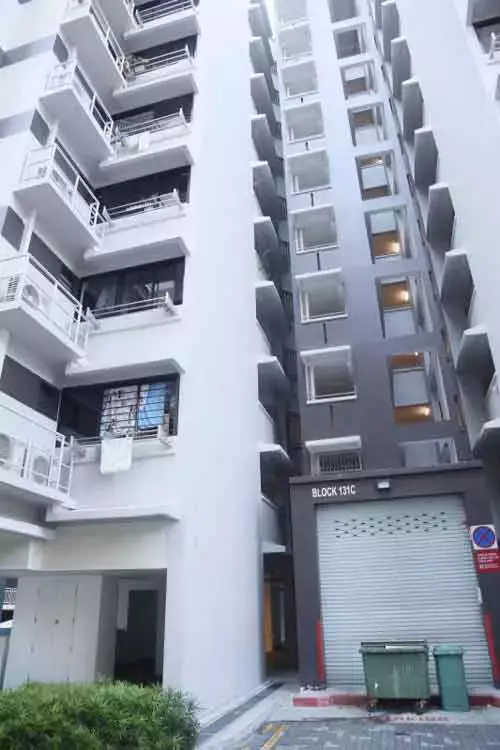 组屋垃圾槽没人清理 垃圾堆至3楼高 恶臭弥漫