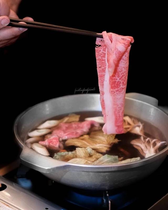 想要吃火鍋，又怕高熱量？新加坡的日式牛肉火鍋幫你擺脫這份困擾