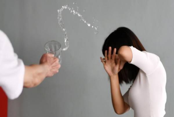 虾面嫂拿空碗敲头 遭面摊助手泼热水 烫伤起泡