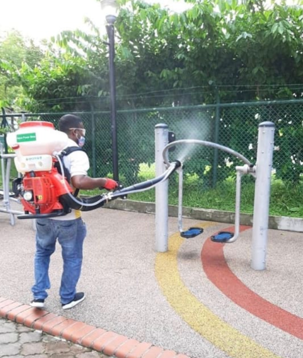 组屋设施重开 清洁工人忙拆胶带和消毒