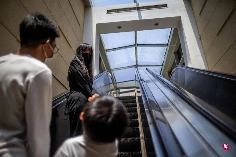 她,套上一身黑从夜店转战这份高贵的职业,如同破茧而出的蝴蝶