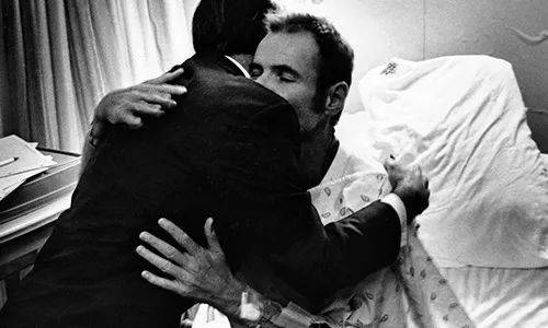 他們在新加坡獻血後,竟被查出有艾滋病