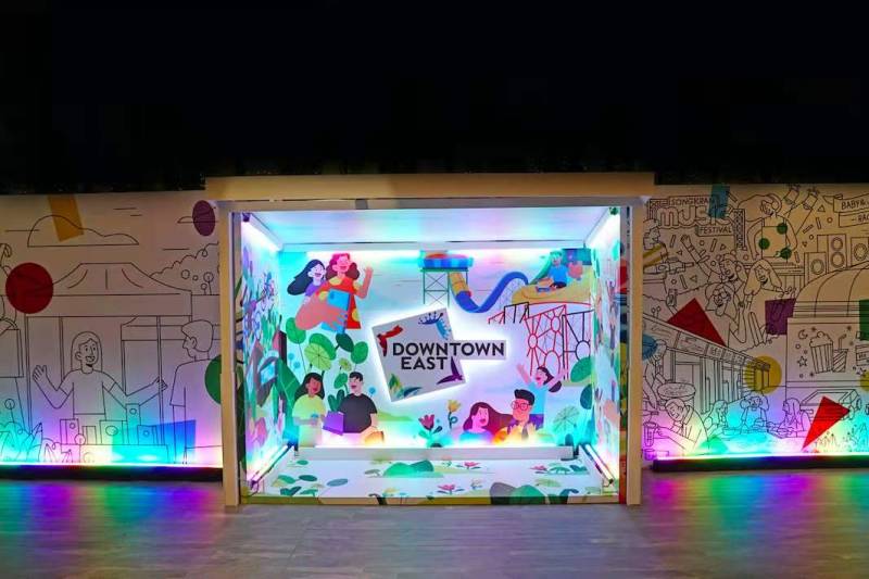 新加坡东商业区有免费灯光装置,还有彩虹隧道哦