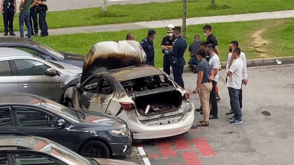 現場淒慘！新加坡白色車輛突然起火，1人死亡