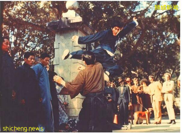 新加坡街頭驚現李小龍經典“飛踹”！不好意思！警察叔叔請你去一趟！