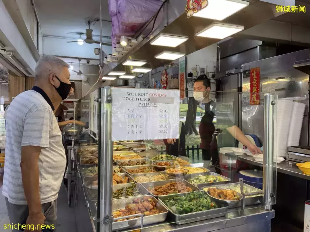 “在新加坡买了一菜一肉杂菜饭,花掉我15块钱!”