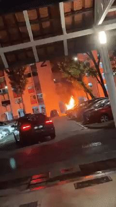 火光沖天、爆炸巨響！新加坡露天停車場突然起火，驚人