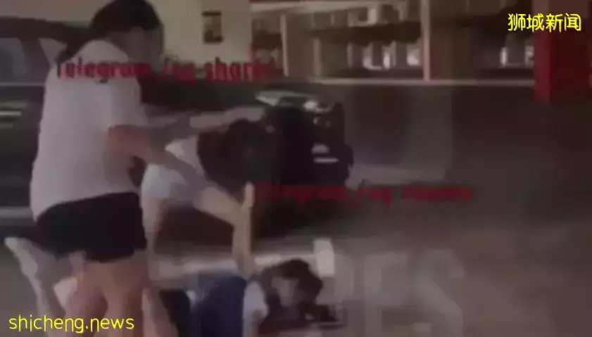 新加坡女学生停车场被同学暴打,专家提醒:女学生已习惯被欺负