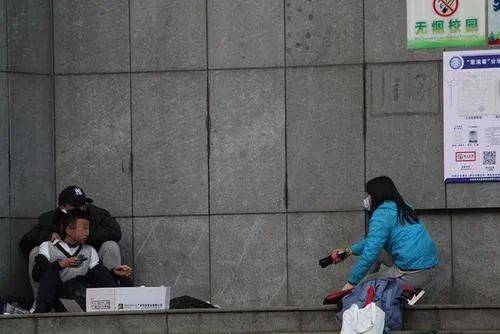 警察下跪震驚全網,實拍昆明人質劫持案有多驚心動魄!新加坡的警察也曾這樣做