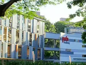 在新加坡上學，拿歐美名牌大學文憑