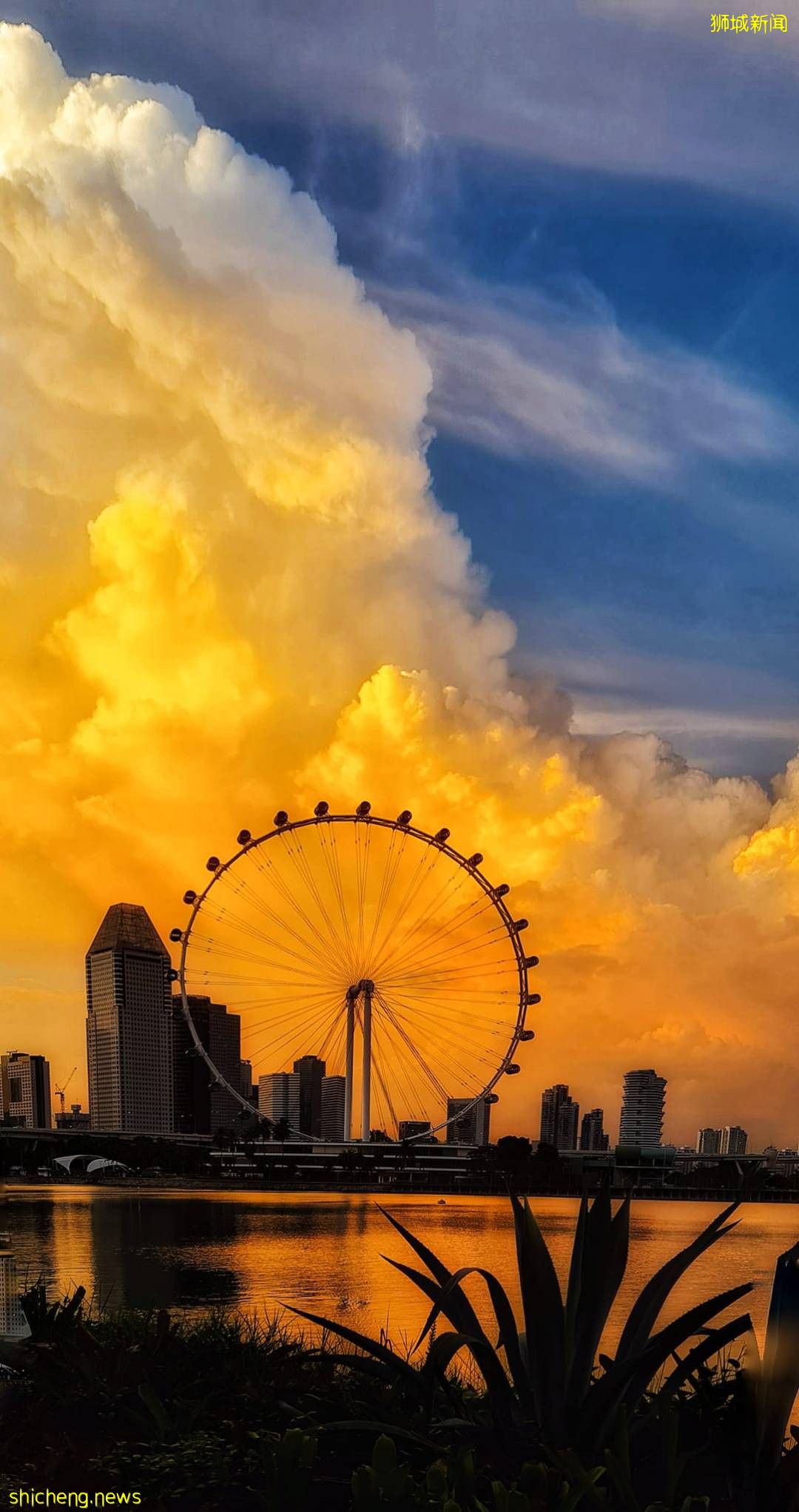 刷屏！黑雲壓城、電閃雷鳴...大雨前的新加坡超有“大片感”