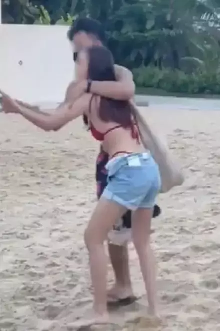 猥琐男圣淘沙偷拍美女,被逮住居然动手动脚