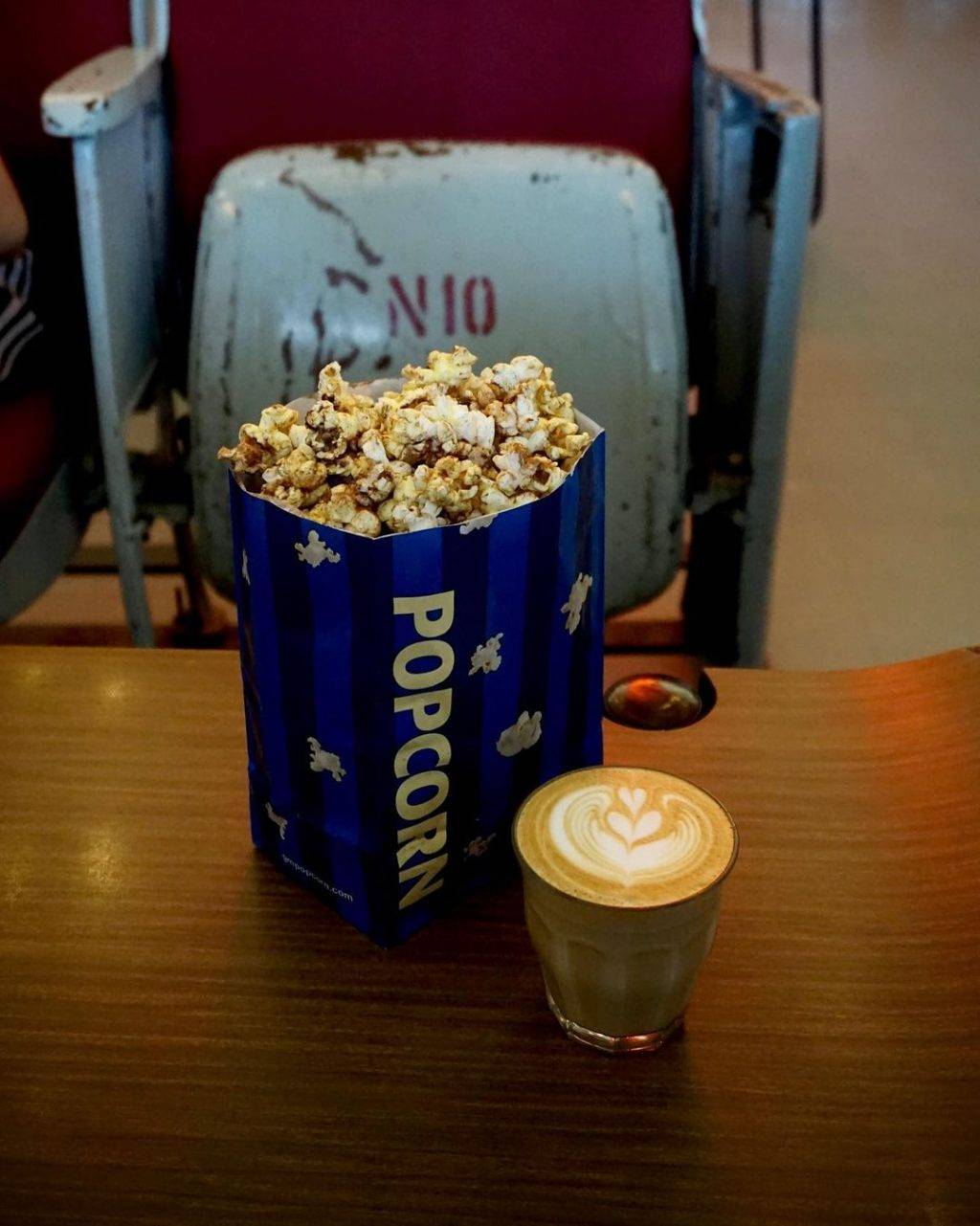 複古藝術空間⏳ 新加坡小衆+獨立電影院The Projector🎬 懷舊影院保留老派魅力!