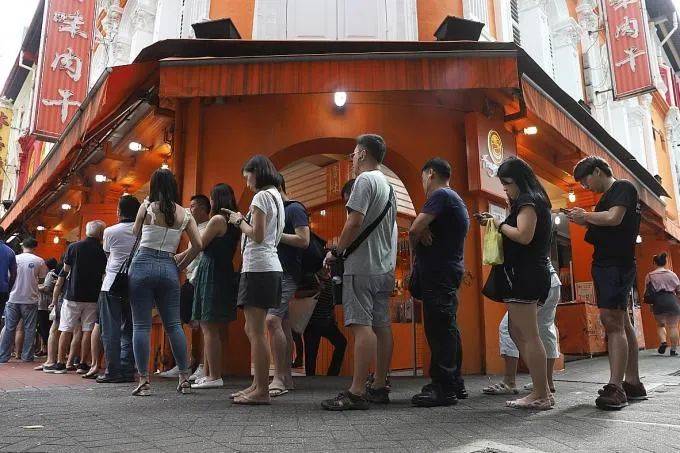 新加坡牛车水人群爆满,该区马上开始新冠大检测