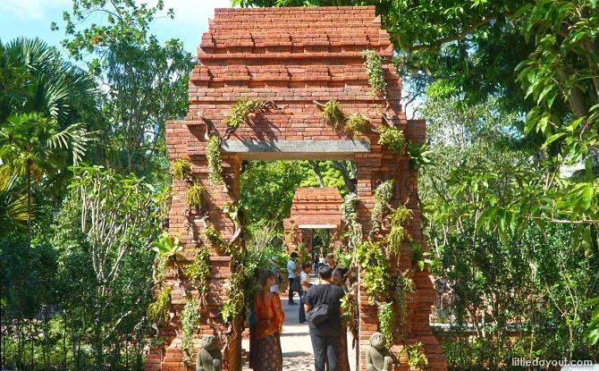 “明天就回國了!今晚,我突然想起在新加坡的50個第一次!”