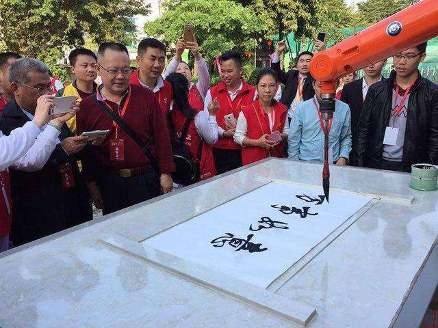 新加坡淡馬錫理工學院設計出書法機器人，用科技再現傳統文化