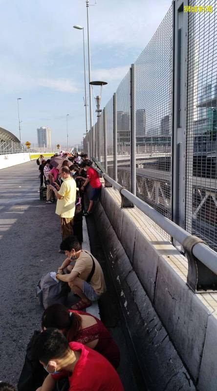 新加坡检疫出新规,为躲开检疫费新柔佛巴鲁检查站外排长队